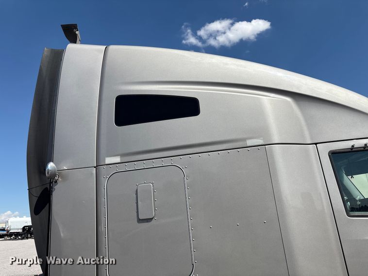 image for item YA1025 2017 Kenworth T680 semi truck
