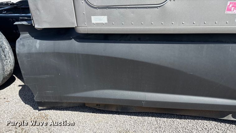 image for item YA1025 2017 Kenworth T680 semi truck