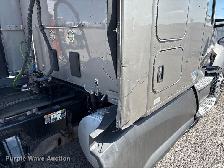 image for item YA1025 2017 Kenworth T680 semi truck