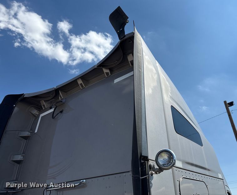 image for item YA1025 2017 Kenworth T680 semi truck