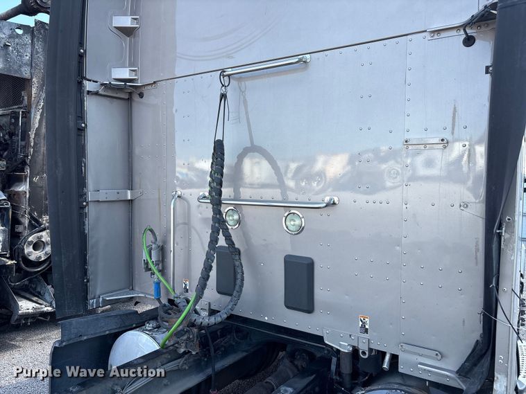 image for item YA1025 2017 Kenworth T680 semi truck