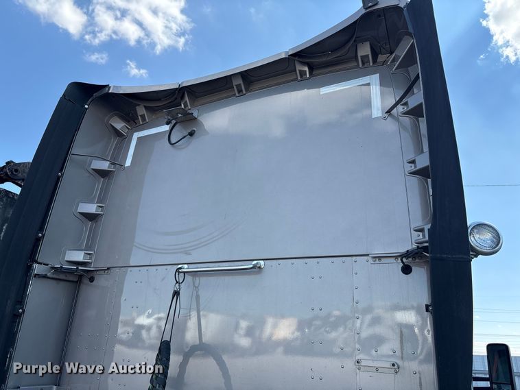 image for item YA1025 2017 Kenworth T680 semi truck