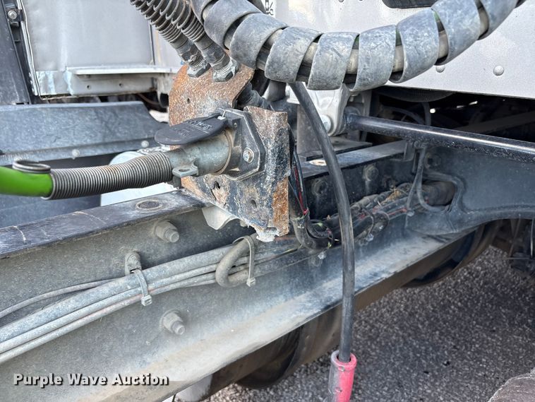 image for item YA1025 2017 Kenworth T680 semi truck