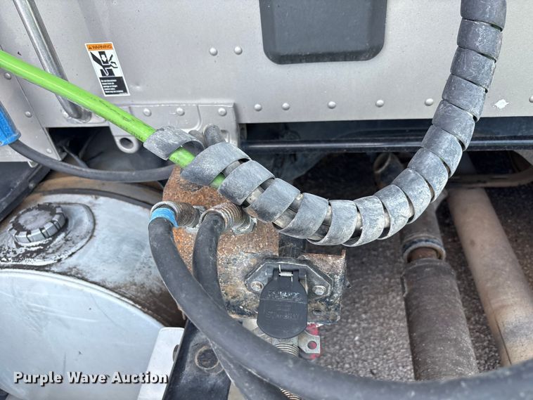 image for item YA1025 2017 Kenworth T680 semi truck