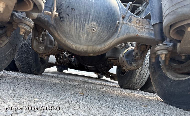 image for item YA1025 2017 Kenworth T680 semi truck