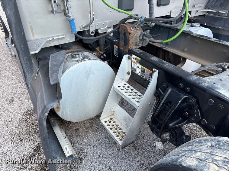 image for item YA1025 2017 Kenworth T680 semi truck