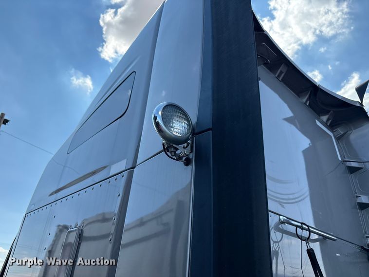 image for item YA1025 2017 Kenworth T680 semi truck