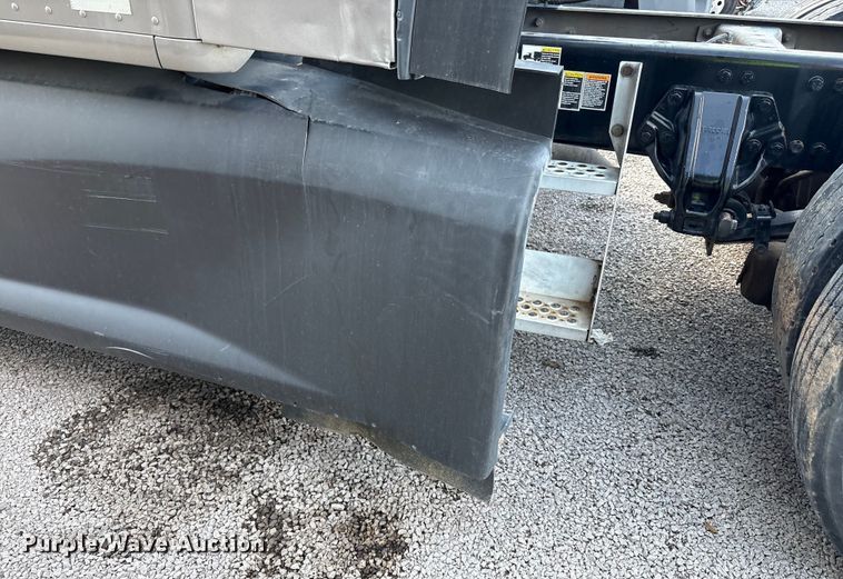 image for item YA1025 2017 Kenworth T680 semi truck