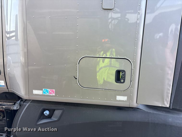 image for item YA1025 2017 Kenworth T680 semi truck