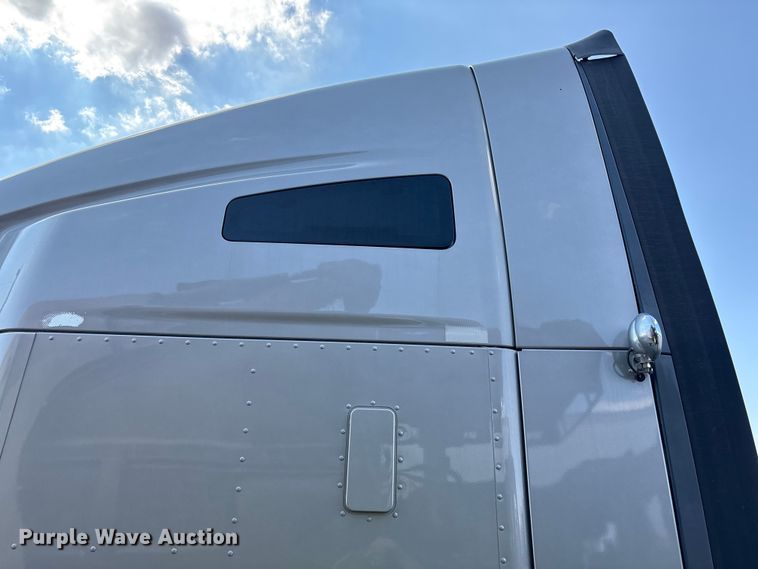 image for item YA1025 2017 Kenworth T680 semi truck