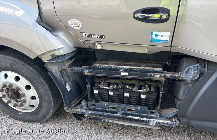 image for item YA1025 2017 Kenworth T680 semi truck