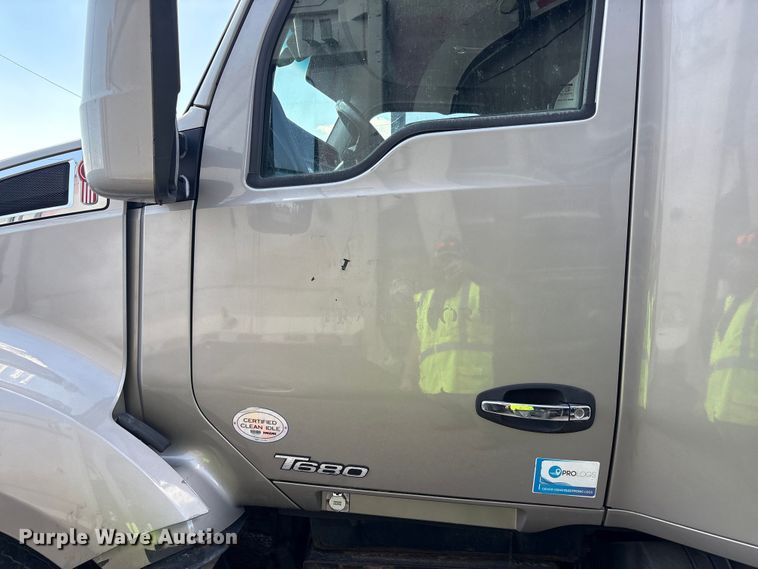 image for item YA1025 2017 Kenworth T680 semi truck