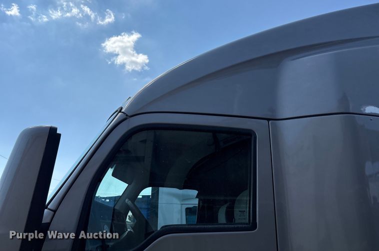 image for item YA1025 2017 Kenworth T680 semi truck