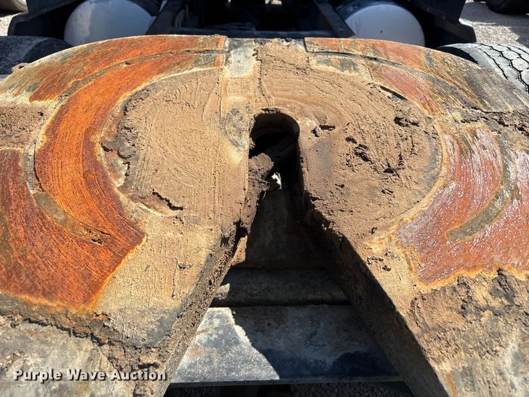 image for item YA1025 2017 Kenworth T680 semi truck