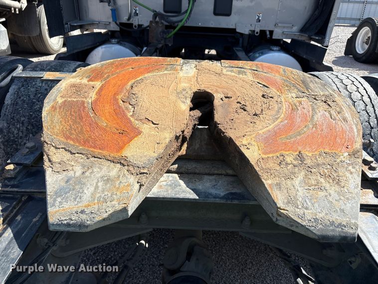 image for item YA1025 2017 Kenworth T680 semi truck