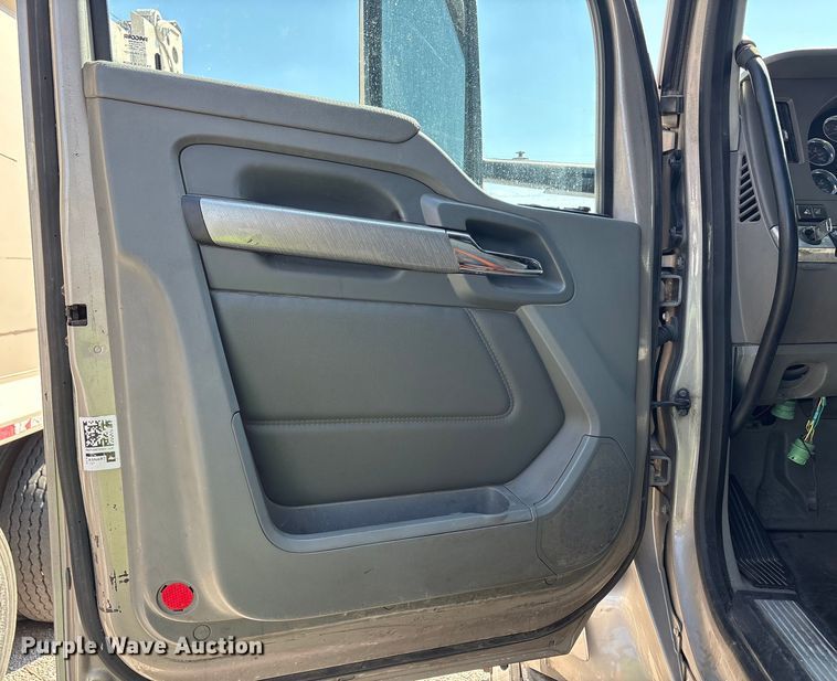 image for item YA1025 2017 Kenworth T680 semi truck