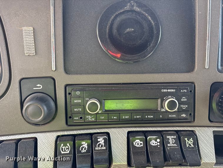 image for item YA1025 2017 Kenworth T680 semi truck