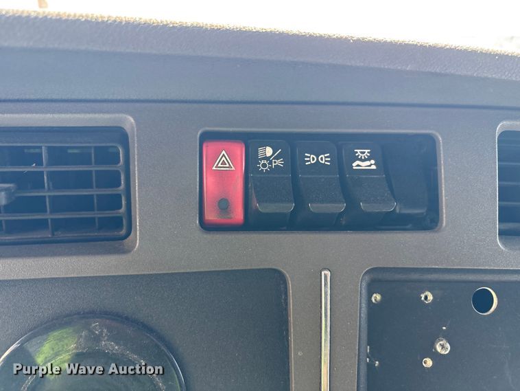 image for item YA1025 2017 Kenworth T680 semi truck