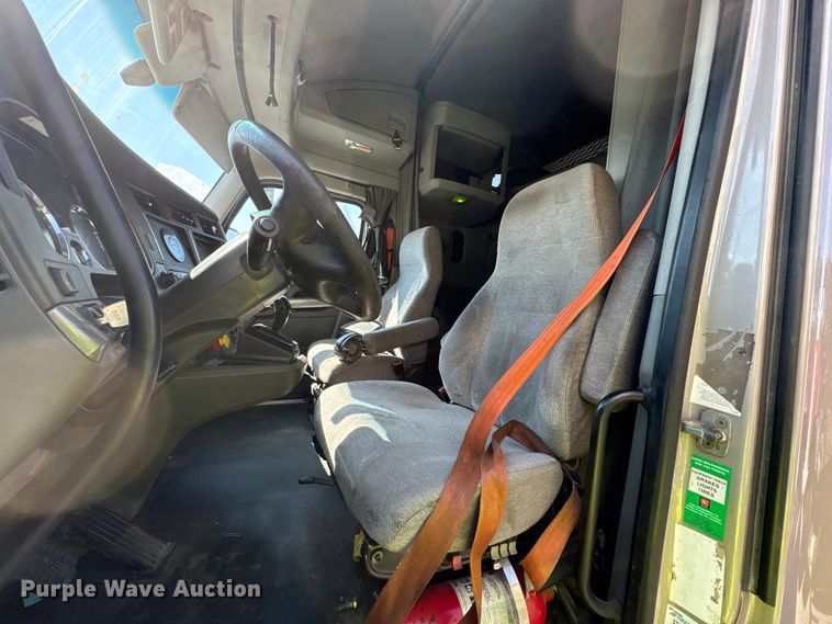 image for item YA1025 2017 Kenworth T680 semi truck