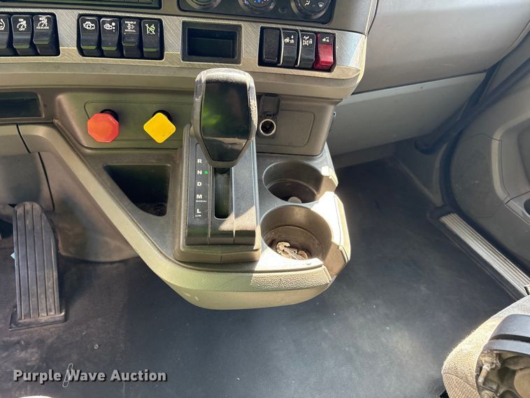 image for item YA1025 2017 Kenworth T680 semi truck