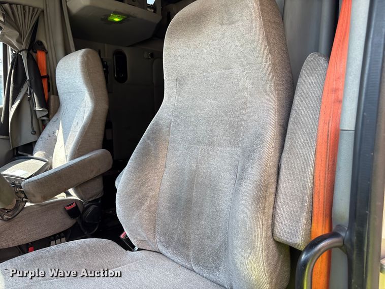 image for item YA1025 2017 Kenworth T680 semi truck