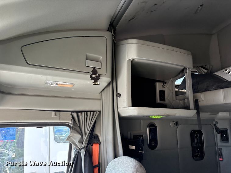 image for item YA1025 2017 Kenworth T680 semi truck