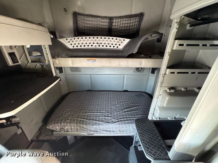 image for item YA1025 2017 Kenworth T680 semi truck