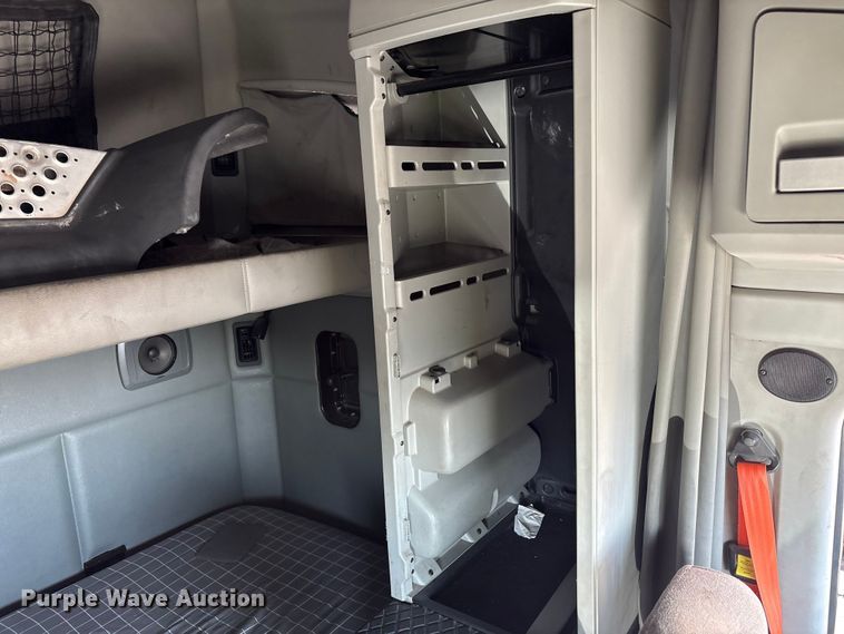 image for item YA1025 2017 Kenworth T680 semi truck