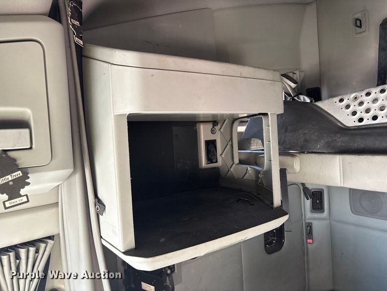 image for item YA1025 2017 Kenworth T680 semi truck