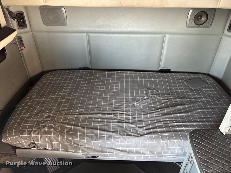 image for item YA1025 2017 Kenworth T680 semi truck