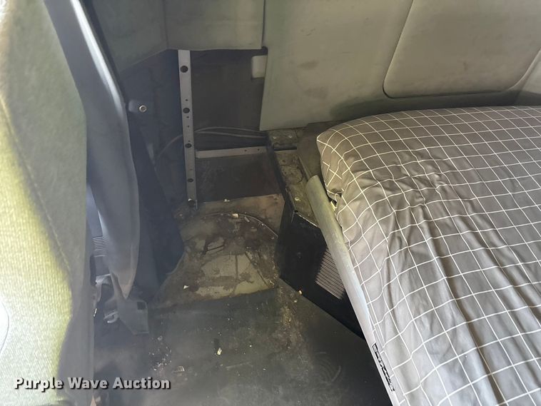 image for item YA1025 2017 Kenworth T680 semi truck