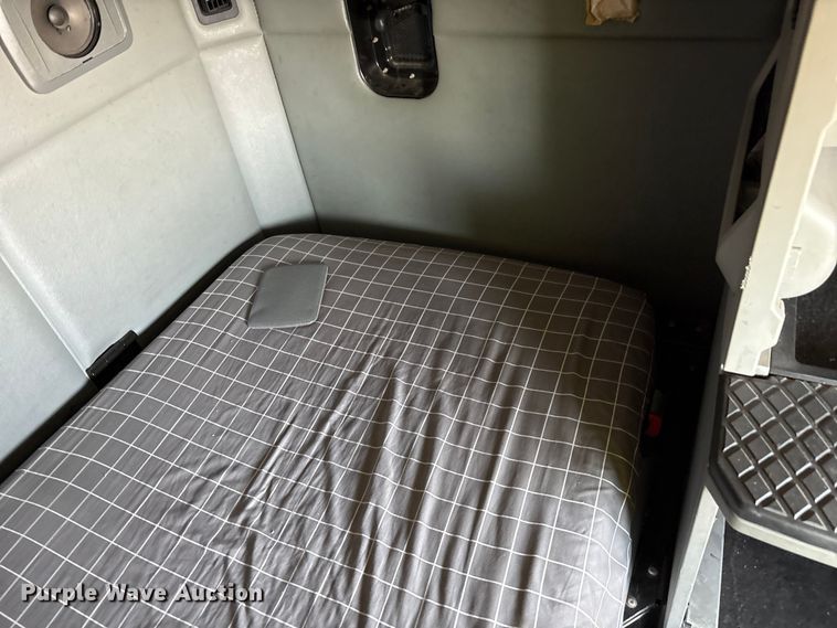 image for item YA1025 2017 Kenworth T680 semi truck