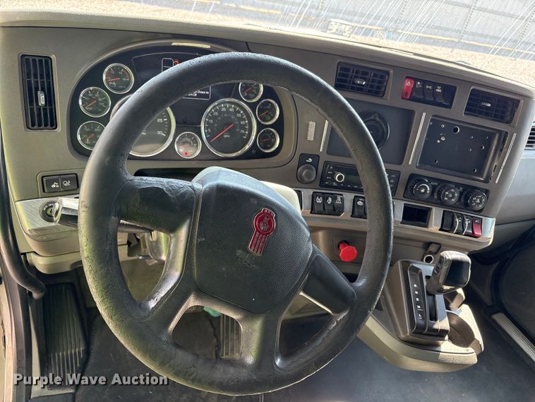 image for item YA1025 2017 Kenworth T680 semi truck