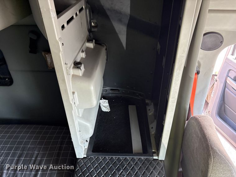 image for item YA1025 2017 Kenworth T680 semi truck