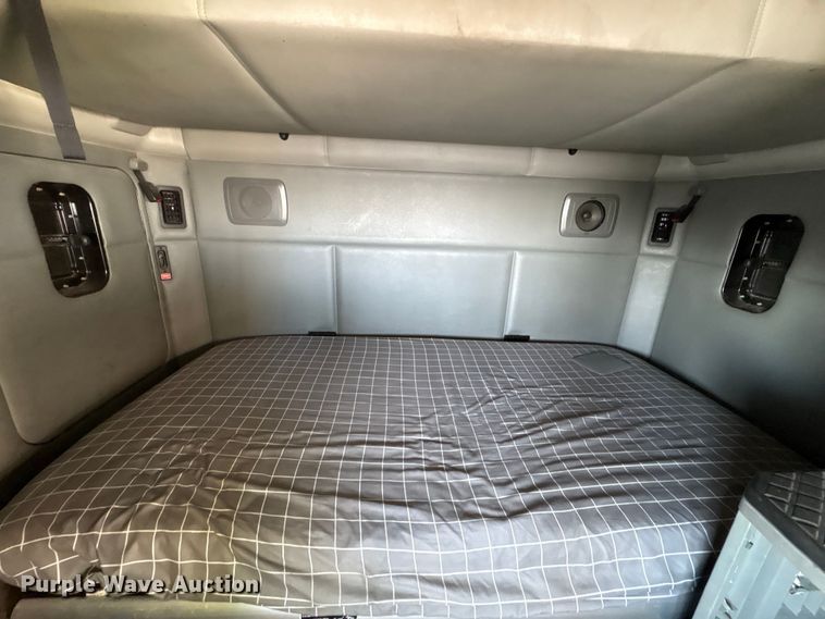 image for item YA1025 2017 Kenworth T680 semi truck