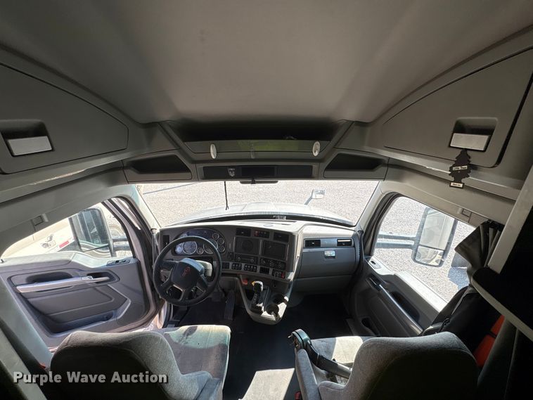 image for item YA1025 2017 Kenworth T680 semi truck