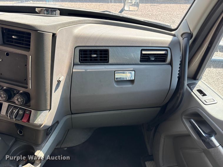 image for item YA1025 2017 Kenworth T680 semi truck