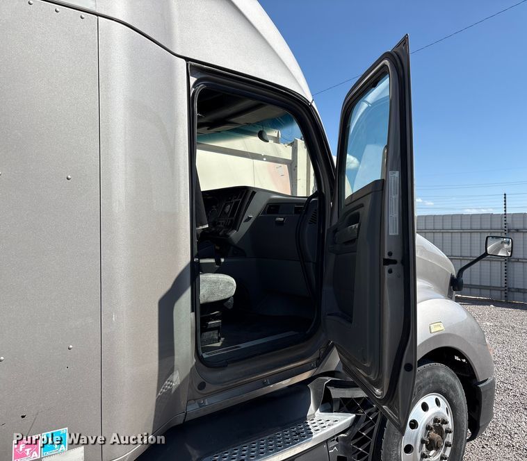 image for item YA1025 2017 Kenworth T680 semi truck