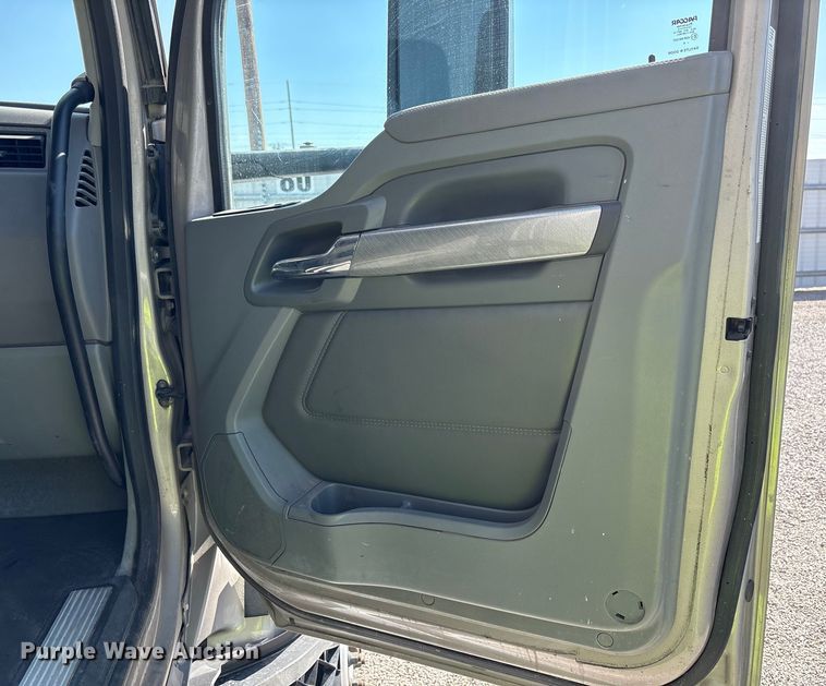 image for item YA1025 2017 Kenworth T680 semi truck