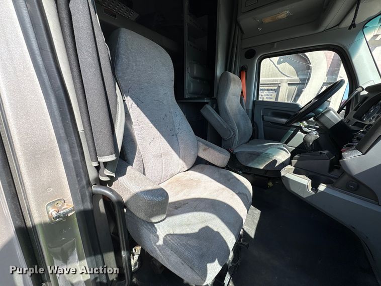 image for item YA1025 2017 Kenworth T680 semi truck