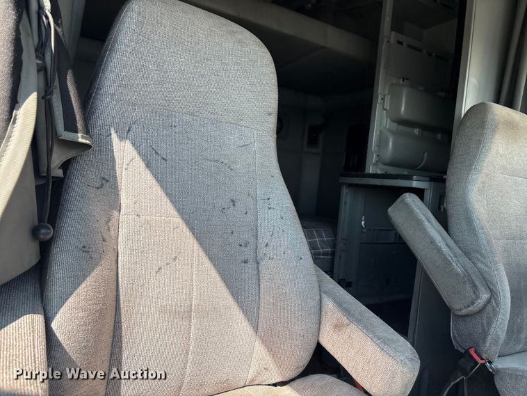 image for item YA1025 2017 Kenworth T680 semi truck