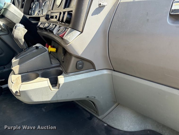 image for item YA1025 2017 Kenworth T680 semi truck