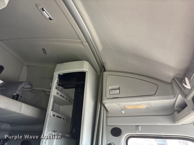 image for item YA1025 2017 Kenworth T680 semi truck