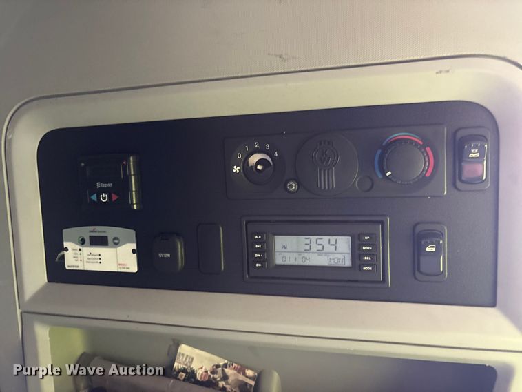 image for item YA1025 2017 Kenworth T680 semi truck