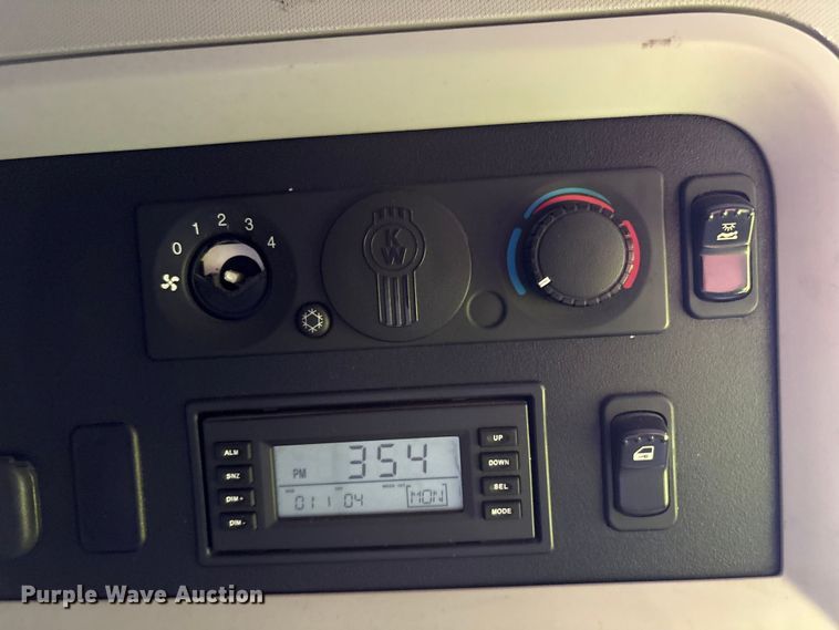 image for item YA1025 2017 Kenworth T680 semi truck