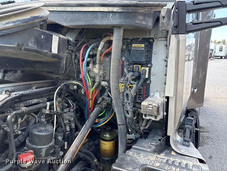 image for item YA1025 2017 Kenworth T680 semi truck