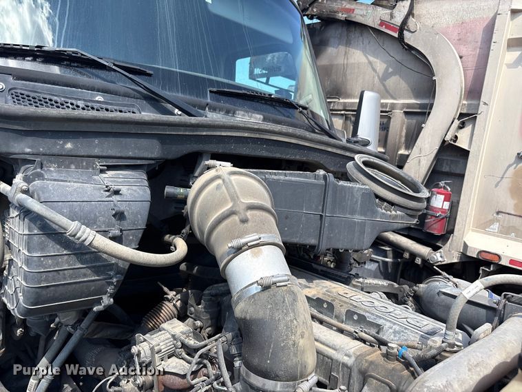 image for item YA1025 2017 Kenworth T680 semi truck