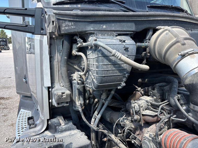 image for item YA1025 2017 Kenworth T680 semi truck