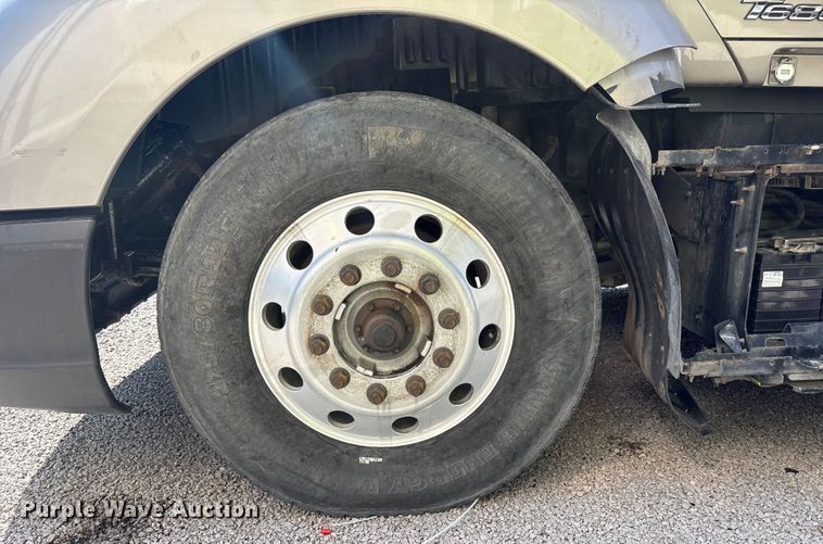 image for item YA1025 2017 Kenworth T680 semi truck