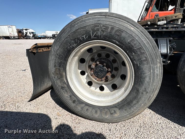 image for item YA1025 2017 Kenworth T680 semi truck